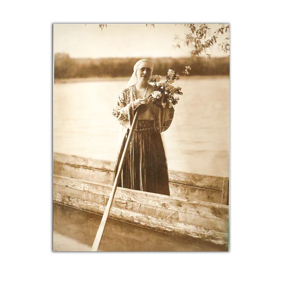 Regina Maria a României în Delta Dunării, fotografie de epocă într-o ramă neoromânească - imagine 2