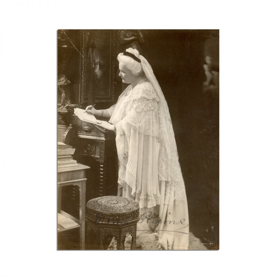 Carmen Sylva în cabinetul de lucru, fotografie cu semnătura suveranei și a fotografului Franz Mandy - Cu semnătura - imagine 2