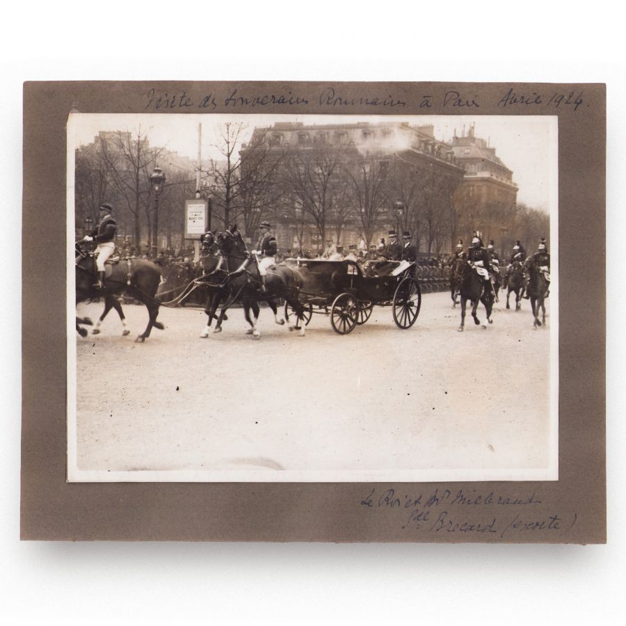 Regina Maria și regele Ferdinand vizitând Mormântul Soldatului Necunoscut din Paris, 1924, trei fotografii de epocă - imagine 4