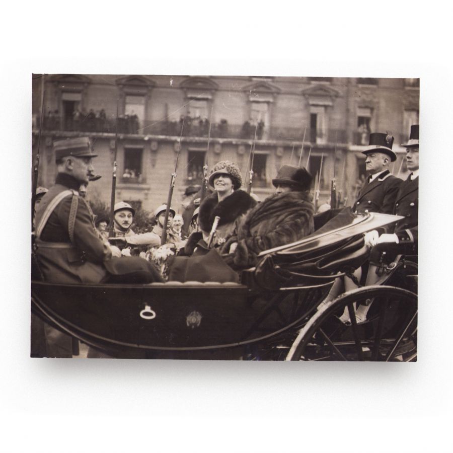 Regina Maria și regele Ferdinand vizitând Mormântul Soldatului Necunoscut din Paris, 1924, trei fotografii de epocă - imagine 2