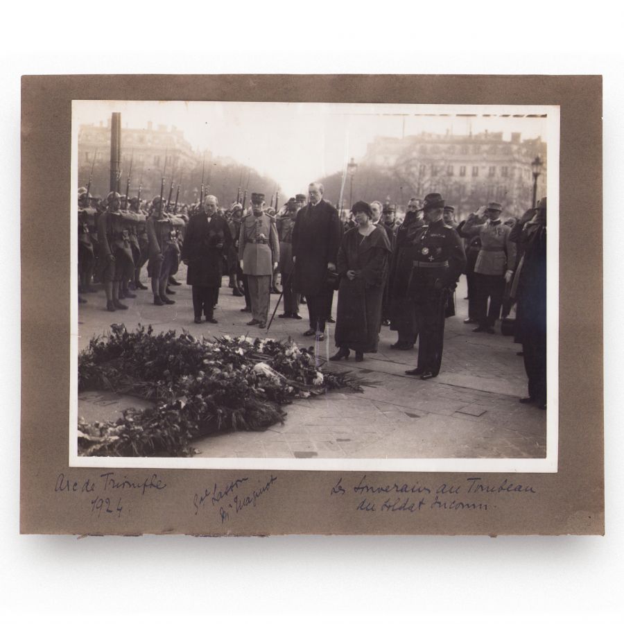 Regina Maria și regele Ferdinand vizitând Mormântul Soldatului Necunoscut din Paris, 1924, trei fotografii de epocă - imagine 3